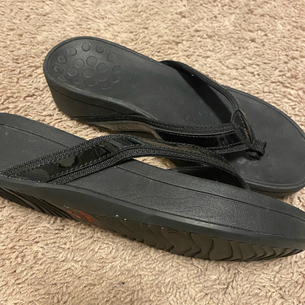 Vionic size 7 black flip flops